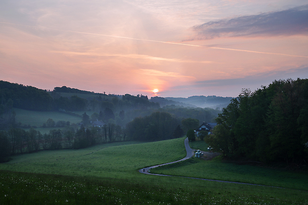 포토 JPG 해외이미지 식물 구름 유럽 여행 자연 하늘 아침 독일 파노라마 풍경 사람없음 야외 관광지 일출 환경 계곡 황혼 새벽 시골 언덕 생태계 내추럴 뿌연 해외202310 해외포토 주간 자연요소 나라 촬영기법 노을 일몰 파일형식