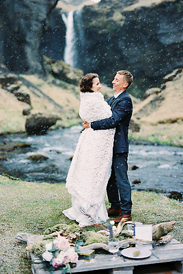 포토 JPG 해외이미지 백인 접시 커플 꽃 신랑 결혼 2 포옹 유리 결혼식 산 아이슬란드 두명 초록색 물 강 폭포 담요 해외202310 해외포토 자연요소 서양인 식물 식기 유럽 컬러 관계 안기 자연 재질 사람 이벤트 파일형식
