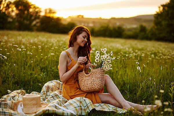 포토 JPG 해외이미지 전신 여자 꽃밭 따뜻함 한명 앉기 성인 야외 옆모습 햇빛 일몰 핸드백 짚 밀짚모자 체크무늬 개망초 성인여자한명만 해외202310 해외포토 모자_잡화 1 꽃 뷰포인트 줄기 무늬 가방 모션 사람 태양 노을 여자한명만 성인여자만 파일형식