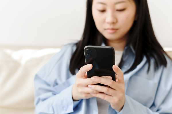 포토 JPG 해외이미지 라이프스타일 여자 행복 인터넷 통신 모바일 휴식 주택 한국 실내 한명 미소 사람 앉기 동양인 성인 내부 스마트폰 핸드폰 소파 뷰티 일본 중국 방 잡기 메시지 닫기 연결 스마트 주말 온라인 리빙 채팅 해외202310 해외포토 1 감정 아시아 컨셉 의자 모션 표정 인종 건물 생활 전자제품 스마트기기 파일형식