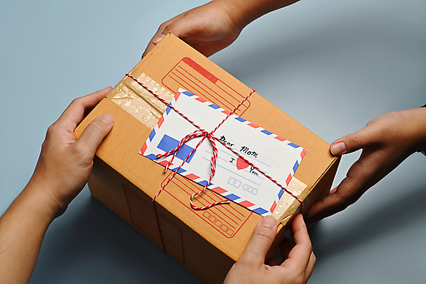 포토 JPG 해외이미지 손 포장 선물 신체부위 하이앵글 편지 주기 택배상자 포장끈 해외202310 해외포토 뷰포인트 모션 사람 상자 택배 포장재료 파일형식