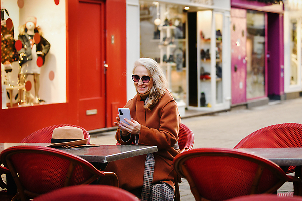 포토 JPG 해외이미지 라이프스타일 응시 노년 안경 중년 통신 모바일 한명 미소 빨간색 스마트폰 핸드폰 금발 카페 네트워크 연결 은퇴 손목시계 부름 온라인 동영상 소통 옛날 해외202310 해외포토 1 헤어스타일 시선 잡화 시계 컬러 컨셉 장신구 모션 표정 사람 성인 생활 전자제품 스마트기기 상점 파일형식