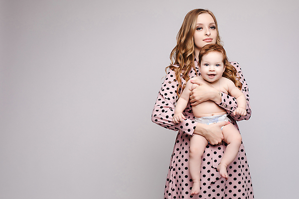 포토 JPG 해외이미지 백인 응시 여자 행복 감정 아들 백그라운드 2 가족 관계 엄마 함께함 실내 사람 소년 두명 뷰티 귀여움 침묵 공백 임산부 아기 잡기 일회용 기저귀 빨간머리 카피스페이스 해외202310 해외포토 서양인 헤어스타일 시선 남자 어린이 컨셉 모션 내부 소리 임신 아기용품 파일형식