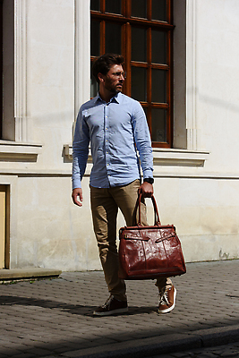 포토 JPG 해외이미지 백인 모델 1 라이프스타일 응시 남자 안경 여행 포즈 운동화 셔츠 가방 바지 수염 거리 갈색머리 한명 사람 성인 야외 건물 사무실 갈색 유행 걷기 잡기 도시 작업 비즈니스맨 자신감 우아함 시원함 스마트 진짜 혼자 스타일 힙스터 해외202310 해외포토 서양인 헤어스타일 건축물 시선 잡화 패션 감정 컬러 신발 컨셉 상의 비즈니스 모션 하의 생활 직장인 파일형식