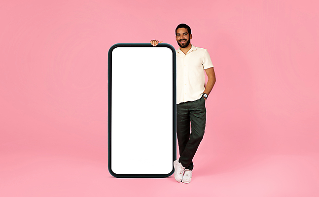 포토 JPG 해외이미지 전신 남자 시계 분홍색 백그라운드 한명 서기 성인 스마트폰 스크린 기댐 잡기 주머니손 목업 성인남자한명만 카피스페이스 해외포토 1 컬러 모션 사람 핸드폰 스마트기기 공백 남자한명만 성인남자만 파일형식