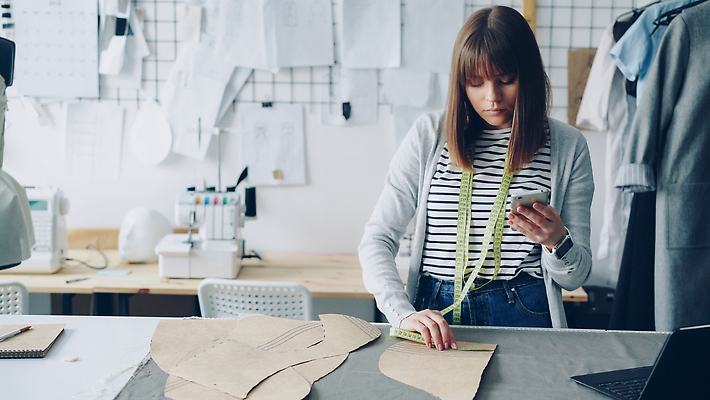포토 JPG 해외이미지 백인 직업 디자인 옷 여자 종이 생각 패턴 공장 탁자 실내 창조 한명 노트북 스마트폰 핸드폰 유행 터치 업무 작업 작업실 디자이너 자르기 천 스마트 집중 확인 서식 윤곽 온라인 재단 재단사 스타일 중소기업 해외202310 해외포토 서양인 1 가구 컨셉 무늬 회사 공업 모션 사람 내부 전자제품 스마트기기 직물 파일형식
