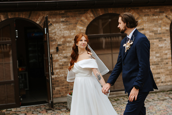 포토 JPG 해외이미지 커플 드레스 행복 신랑 2 가족 함께함 정장 두명 빛 검은색 산책 도시 우아함 흐림 해외202310 해외포토 옷 감정 컬러 결혼 컨셉 관계 날씨 휴식 사람 파일형식