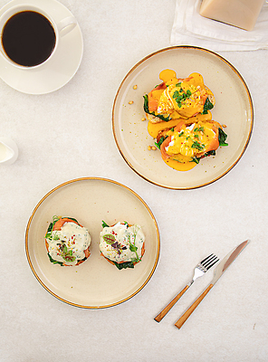 포토 JPG 해외이미지 접시 음식 잎 요리 사람없음 세로 식당 계란 식사 신선 아침식사 지중해 허브 메뉴 브런치 토스트 연어 노른자 삶기 맛있는 해외202310 해외포토 식물 식기 빵 바다 어류 상점 알 파일형식