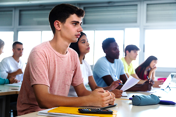 포토 JPG 해외이미지 백인 학생 여자 교육 남자 행복 흑인 교실 학교 수업 함께함 고등학교 사람 앉기 소년 여러명 성인 친구 노트북 학습 스터디 컴퓨터 검은색 교수 공책 듣기 흰색 그룹 강의 대학교 다인종 히스패닉 관심 주목 카피스페이스 해외202310 해외포토 서양인 감정 어린이 컬러 다수 컨셉 관계 모션 문구용품 인종 전자제품 교사 공백 파일형식