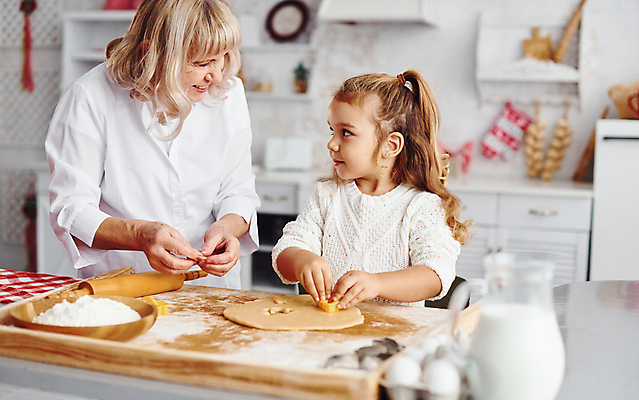 포토 JPG 해외이미지 그릇 여자 노년 할머니 어린이 디저트 상반신 두명 옆모습 마주보기 주방 계란 우유 누름 반죽 밀가루 제빵 밀대 요리중 쿠키틀 나무도마 여자만 해외202310 해외포토 식기 음식 뷰포인트 모션 주방용품 유제품 도마 사람 성인 목재 제과제빵 알 가루 제빵도구 파일형식
