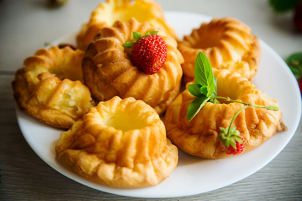 포토 JPG 해외이미지 전통 접시 열매 음식 백그라운드 다이어트 과일 탁자 딸기 아침 디저트 치즈 실내 요리 사람없음 목재 케이크 주방 빵집 시골 신선 달콤 맛 아침식사 작음 컵케이크 굽기 먹기 민트 시골집 머핀 레시피 꿀 미니 커스터드 페스츄리 핸드메이드 맛있는 해외202310 해외포토 주간 나무 식물 식기 빵 가구 컨셉 재료 모션 유제품 주택 건강 내부 상점 식사 크기 구이 허브 크림 파일형식