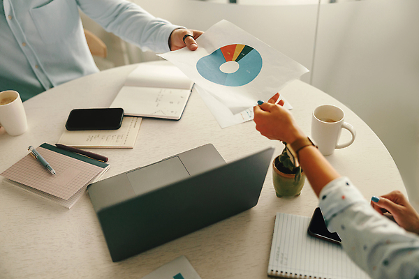 포토 JPG 해외이미지 직업 라이프스타일 여자 비즈니스 사업가 통신 협력 직장 대화 미소 사람 앉기 성인 사람없음 노트북 사무실 흰색 업무 작업 비즈니스맨 비즈니스우먼 그룹 계획 토론 고객 책상 동료 경영자 보여주기 어려움 지원 프로젝트 카피스페이스 콜라보레이션 브레인스토밍 해외202310 해외포토 남자 컬러 가구 컨셉 회사 관계 모션 표정 말하기 생활 전자제품 공백 직장인 리더 파일형식