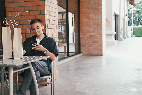 포토 JPG 해외이미지 라이프스타일 남자 가방 모바일 한명 사람 스마트폰 쇼핑 잡기 구매 고객 스마트 소매 쇼퍼홀릭 해외202310 해외포토 1 잡화 컨셉 모션 생활 핸드폰 스마트기기 파일형식
