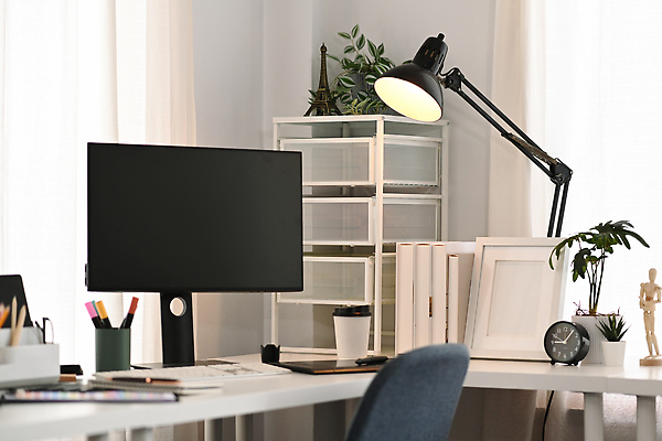 포토 JPG 해외이미지 식물 화분 커피 액자 의자 사람없음 책 태블릿 모니터 스탠드 키보드 커튼 에펠탑 창가 책상 서랍장 연필꽂이 탁상시계 목각인형 목업 카피스페이스 해외202310 해외포토 음료 인형 시계 가구 창문 문구용품 조명 전자제품 스마트기기 컴퓨터 공백 파리 랜드마크 파일형식