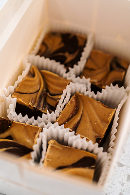 포토 JPG 해외이미지 종이 음식 조각 가방 포장 디저트 사탕 선물 요리 사람없음 선물상자 과자 초콜릿 흰색 달콤 준비 만들기 부드러움 레시피 패키지 해외202310 해외포토 잡화 컬러 모션 상자 감각 맛 파일형식