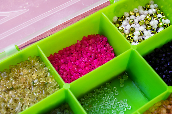 포토 JPG 해외이미지 디자인 컬러 백그라운드 목걸이 장신구 팔찌 유리 직장 창조 미술 취미 사람없음 장식 세트 상자 컬러풀 장미 공구 업무 그룹 작업실 황금 컨테이너 플라스틱 보석 천 수집 만들기 모음 수공예 방법 엘리먼트 항목 핸드메이드 스타일 많음 해외202310 해외포토 꽃 산업 컨셉 회사 모션 재질 문화예술 도구 직물 작업 광석 공예 파일형식