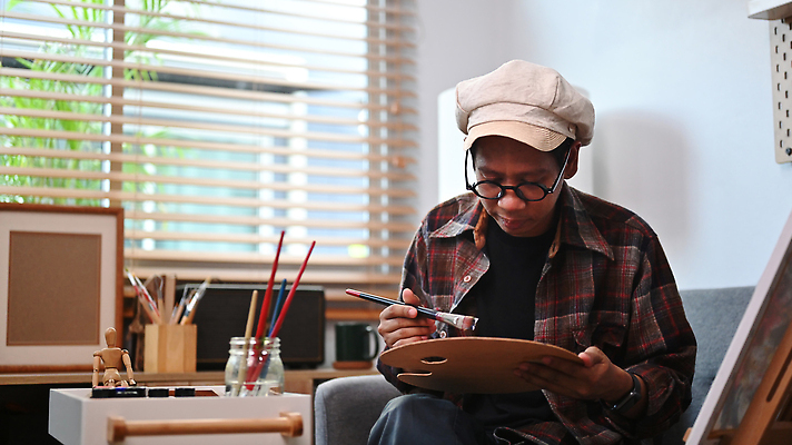 포토 JPG 해외이미지 남자 액자 미술 한명 들기 동양인 상반신 성인 붓 블라인드 그리기 작업실 팔레트 창가 이젤 그림 목각인형 캔버스 성인남자한명만 안경낌 해외202310 해외포토 1 안경 인형 창문 모션 문화예술 사람 인종 미술도구 커튼 남자한명만 성인남자만 파일형식