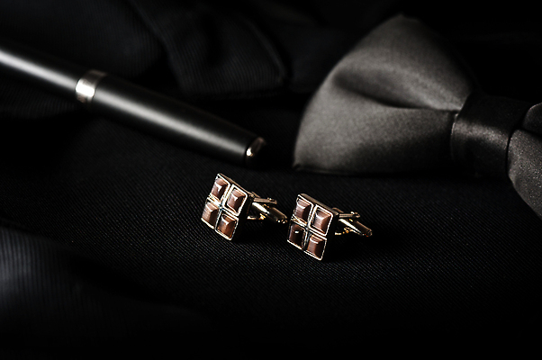 포토 JPG 해외이미지 드레스 옷 남자 신랑 결혼 셔츠 장신구 선물 정장 턱시도 사람없음 장식 유행 비즈니스맨 쌍 고급 우아함 보석 스마트 오브젝트 소매 정중 스타일 세련 해외202310 해외포토 컨셉 상의 비즈니스 사람 이벤트 직장인 광석 파일형식