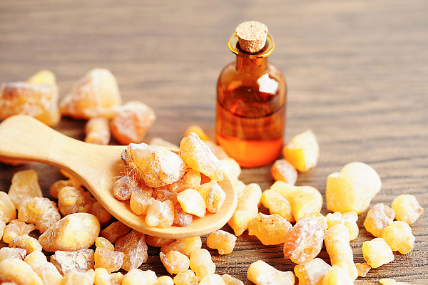 포토 JPG 해외이미지 사람없음 쌓기 숟가락 향수 향 아로마테라피 오일병 유향 해외202310 해외포토 모션 수저 화장품 향료 테라피 파일형식