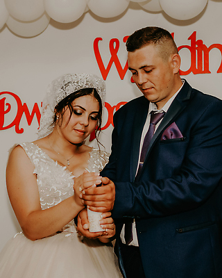 포토 JPG 해외이미지 백인 전통 손 커플 드레스 여자 행복 종교 문화 얼굴 신랑 결혼 컨셉 2 가족 관계 신혼부부 결혼식 불 함께함 실내 사랑 사람 정장 이벤트 두명 빛 뷰티 교회 낭만 흰색 축하 잡기 신성 약혼 연소 순간 우크라이나 해외202310 해외포토 자연요소 서양인 부부 옷 감정 유럽 컬러 종교건축 모션 내부 건물 신체부위 약속 신혼 파일형식