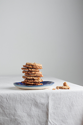 포토 JPG 해외이미지 음식 의자 탁자 디저트 주택 사람없음 쌓기 쿠키 케이크 주방 흰색 달콤 맛 아침식사 설탕 굽기 페스츄리 핸드메이드 맛있는 해외202310 해외포토 빵 컬러 가구 컨셉 모션 건물 식사 구이 파일형식