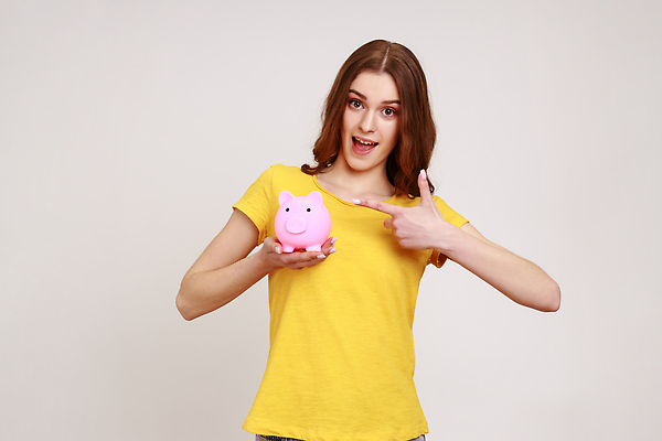 포토 JPG 해외이미지 백인 직업 여자 행복 돈 비즈니스 손가락 회색배경 성공 미래 실내 한명 사람 10대 금융 경제 동전 저축 돼지저금통 흰색 가리킴 돼지 자신감 시장 재산 보안 투자 대출 계좌 고립 관심 기부금 수입 예산 자금 페니 제의 해외202310 해외포토 서양인 1 손 감정 컬러 백그라운드 컨셉 포유류 청소년 안전 손짓 내부 회색 저금통 기부 파일형식