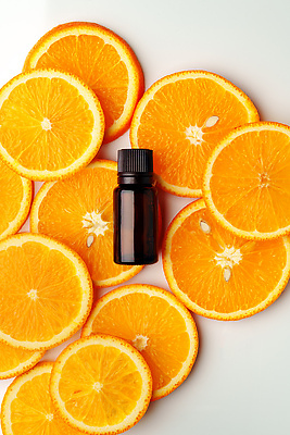 포토 JPG 해외이미지 조각 백그라운드 오렌지 단면 사람없음 노란색 화장품 신선 피부관리 향기 앰플 카피스페이스 해외202310 해외포토 컬러 과일 뷰티 공백 냄새 파일형식