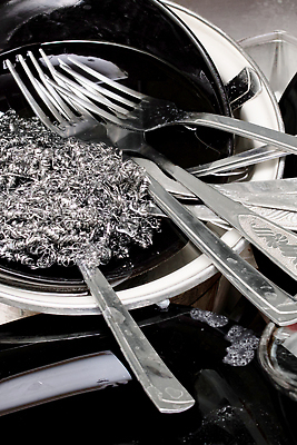 포토 JPG 해외이미지 그릇 식기 접시 포크 가사 주택 실내 사람없음 가로 세로 물 금속 주방 얼룩 지저분함 위생 씻기 청소 싱크대 수도꼭지 위생관리 혼란 해외202310 해외포토 자연요소 컨셉 재질 관리 내부 건물 청결 감각 개수대 파일형식