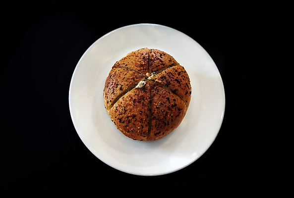 포토 JPG 해외이미지 디자인 음식 다이어트 검은배경 디저트 치즈 요리 사람없음 장식 갈색 과자 우주 식사 저녁식사 빵집 신선 달콤 맛 아침식사 설탕 굽기 먹기 배고픔 메뉴 반죽 레시피 버터 점심식사 구성 번 크림치즈 페스츄리 핸드메이드 맛있는 해외202310 해외포토 빵 컬러 백그라운드 컨셉 모션 유제품 건강 상점 검은색 구이 파일형식