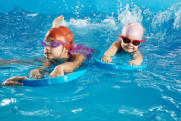포토 JPG 해외이미지 백인 여자 수영복 어린이 스포츠 수업 수영장 상반신 두명 앞모습 수영 잡기 가르침 물안경 수영용품 수영모 수영강습 소녀만 해외202310 해외포토 서양인 옷 교육 스포츠용품 뷰포인트 모션 사람 수상스포츠 여자만 어린이만 파일형식