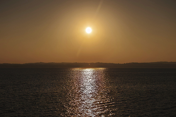 포토 JPG 해외이미지 구름 유럽 호수 컬러 여행 오렌지 자연 하늘 휴가 산 풍경 야외 두명 물 여름 태양 뷰티 반사 노란색 평화 환경 침묵 황혼 일몰 이탈리아 새벽 활발 낭만 전원 황금 저녁 그림 지역 내추럴 몽환 수평선 해외202310 해외포토 자연요소 계절 나라 컨셉 과일 사람 노을 소리 전기에너지 야간 생태계 파일형식