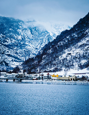 포토 JPG 해외이미지 구름 유럽 호수 바다 여행 겨울 자연 하늘 휴가 산 주택 노르웨이 풍경 사람없음 야외 물 파란색 뷰티 반사 여행객 마을 얼음 추위 흰색 도시 보트 장면 북쪽 타운 내추럴 스칸디나비아 절정 피오르 눈내림 해외202310 해외포토 자연요소 계절 나라 컬러 배_교통 눈_날씨 사람 건물 방향 생태계 지형 파일형식