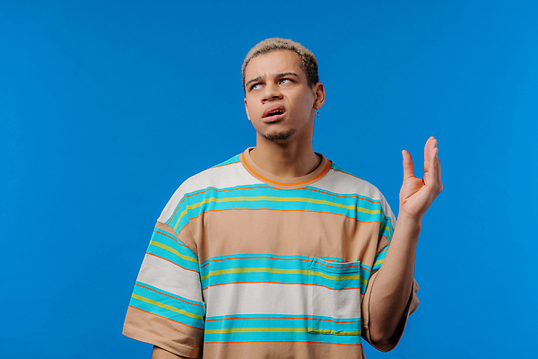 포토 JPG 해외이미지 백인 모델 응시 여자 남자 감정 얼굴 포즈 통신 실내 피곤 말하기 대화 한명 사람 소년 유행 짜증 표현 좌절 불안 사인 보여주기 반대 불만 나쁜 고립 부정적 스타일 해외202310 해외포토 서양인 1 시선 어린이 컨셉 모션 내부 신체부위 파일형식