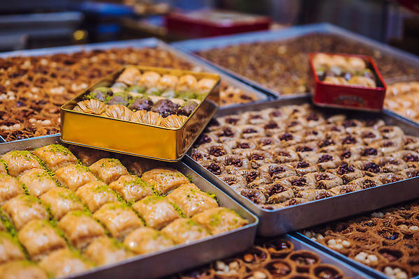 포토 JPG 해외이미지 전통 문화 음식 컬러 백그라운드 오렌지 디저트 이스탄불 사탕 요리 동양인 사람없음 컬러풀 장미 갈색 상점 기쁨 견과류 흰색 축하 신선 시장 달콤 맛 설탕 크림 큐브 질감 아로마 호두 코코넛 아몬드 칠면조 아랍어 피스타치오 헤이즐넛 맛있는 튀르키예 해외202310 해외포토 꽃 감정 아시아 컨셉 과일 조류 인종 파일형식