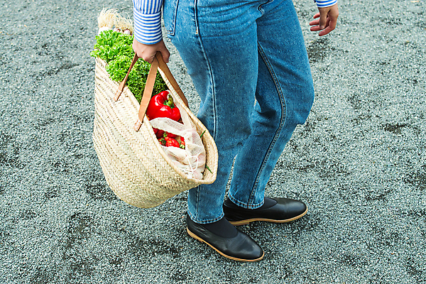 포토 JPG 해외이미지 무료이미지 여자 채소 가방 한명 들기 성인 하반신 장바구니 담기 성인여자한명만 해외202310 해외포토 1 잡화 모션 사람 쇼핑 바구니 여자한명만 성인여자만 파일형식 무료콘텐츠