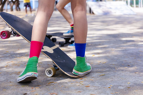 포토 JPG 해외이미지 라이프스타일 공원 여자 행복 도로 스포츠 포즈 운동화 신발 놀이 아침 휴식 건강 동양인 경사 취미 사람없음 야외 여름 햇빛 일출 장비 스케이트 스케이트보드 바퀴 닫기 익스트림스포츠 연습 스니커즈 속도 롤러 프리스타일 카피스페이스 해외202310 해외포토 주간 계절 공공시설 감정 길 스포츠용품 컨셉 교통시설 모션 사람 인종 생활 태양 노을 공백 보드_스포츠 파일형식