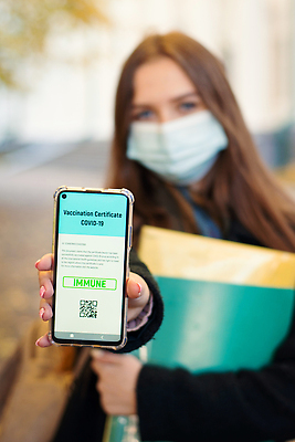 포토 JPG 해외이미지 학생 여자 교육 얼굴 컨셉 건강 가면 한명 안전 사람 야외 스마트폰 스터디 보호 11월 신학기 대학교 쇼 규칙 통과 10월 면역력 백신 예방접종 증명서 코로나바이러스 사회적거리두기 락다운 해외202310 해외포토 1 캠페인 의학 학교 신체부위 핸드폰 스마트기기 학습 날짜 바이러스 접종 파일형식