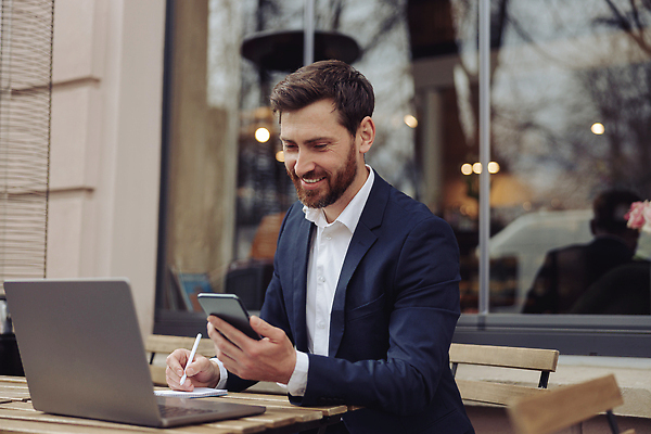 포토 JPG 해외이미지 백인 직업 라이프스타일 남자 커피 비즈니스 사업가 성공 휴식 설계 거리 한명 앉기 정장 야외 노트북 스마트폰 핸드폰 컴퓨터 공책 카페 도시 업무 작업 비즈니스맨 우아함 계획 확인 바쁨 카페테리아 스타일 해외202310 해외포토 서양인 1 옷 음료 컨셉 모션 문구용품 사람 생활 전자제품 스마트기기 상점 직장인 파일형식