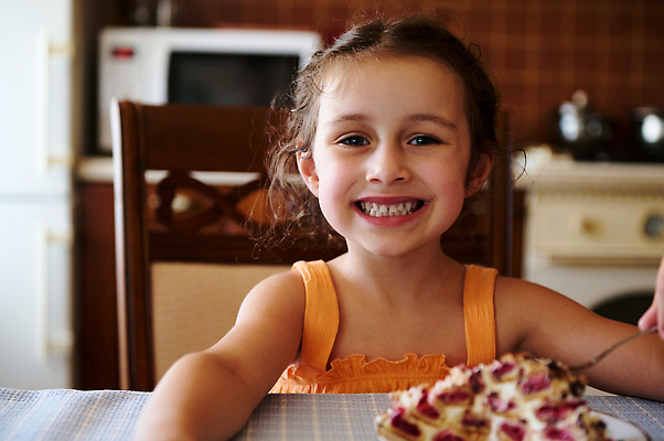 포토 JPG 해외이미지 백인 전통 접시 열매 행복 유럽 어린이 음식 다이어트 디저트 요리 한명 미소 인테리어 과자 초콜릿 식사 축하 신선 생일 맛 아침식사 굽기 먹기 피라미드 서빙 칼로리 페스츄리 해로움 핸드메이드 맛있는 해외202310 해외포토 서양인 식물 1 식기 건축물 디자인 기념일 감정 나라 빵 컨셉 모션 표정 건강 사람 구이 랜드마크 파일형식