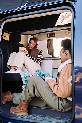 포토 JPG 해외이미지 백인 라이프스타일 커플 여자 행복 여행 2 자연 휴가 휴식 함께함 야외 두명 책 세로 친구 독서 평화 침묵 일몰 우정 기쁨 캠핑 연결 결합 탈출 승합차 해외202310 해외포토 서양인 감정 컨셉 관계 승용차 레저 사람 생활 노을 소리 생태계 파일형식