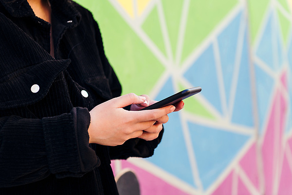 포토 JPG 해외이미지 1 라이프스타일 여자 벽 인터넷 통신 모바일 거리 세포 관리 한명 사람 20대 가로 스마트폰 핸드폰 청춘 컬러풀 타이핑 도시 메시지 닫기 연결 시원함 전화기 온라인 사춘기 카피스페이스 해외202310 해외포토 컬러 컨셉 모션 청년 생활 전자제품 스마트기기 공백 파일형식