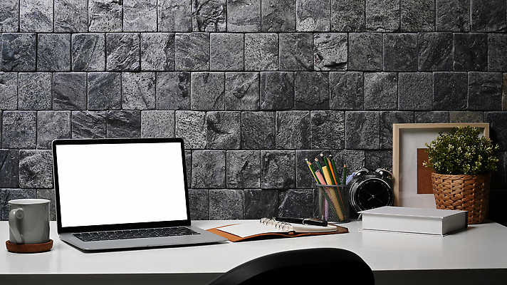 포토 JPG 해외이미지 식물 액자 사람없음 책 노트북 펜 바구니 다이어리 머그컵 컵받침 책상 연필꽂이 탁상시계 목업 카피스페이스 해외202310 해외포토 시계 가구 문구용품 컵 전자제품 필기구 사무용품 공백 받침대 파일형식