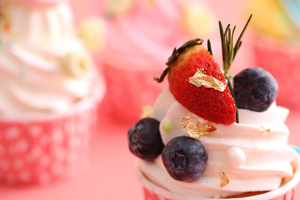 포토 JPG 해외이미지 딸기 사람없음 아웃포커스 장식 달콤 컵케이크 생크림 블루베리 금박장식 스프링클 분홍색배경 해외202310 해외포토 분홍색 백그라운드 과일 촬영기법 케이크 맛 크림 파일형식