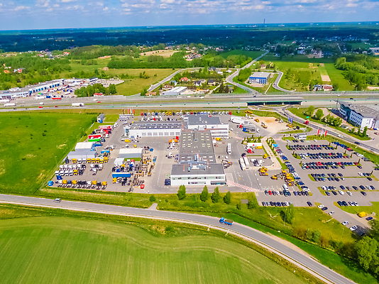 포토 JPG 해외이미지 산업 비즈니스 공장 교통시설 자동차 안테나 사람없음 건물 문 화물 센터 상품 큼 창고 상업 수납 짐차 트레일러 물류 드론 분배 수입 해외202310 해외포토 건축물 육상교통 교통 통신 공업 운송업 크기 시설 파일형식