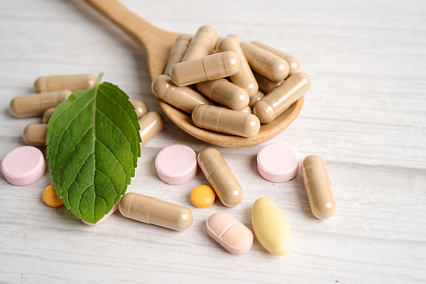 포토 JPG 해외이미지 건강 사람없음 알약 약 숟가락 허브 유기농 나무배경 해외202310 해외포토 식물 웰빙 백그라운드 의학 수저 파일형식