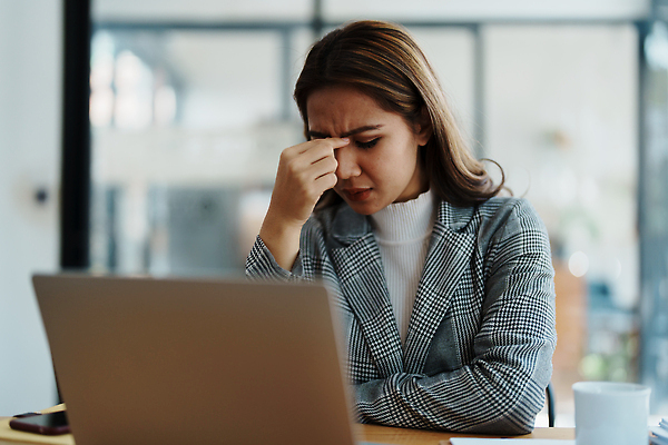 포토 JPG 해외이미지 직업 라이프스타일 응시 여자 백그라운드 비즈니스 사업가 통신 창문 주택 직장 실내 한명 사람 앉기 동양인 성인 금융 노트북 컴퓨터 뷰티 정보 업무 비즈니스우먼 전문직 종업원 불안 사이버 책상 경영자 심각 위기 조언 프로젝트 프리랜서 해외202310 해외포토 1 시선 감정 가구 컨셉 회사 모션 인종 내부 건물 생활 경제 전자제품 작업 직장인 리더 파일형식