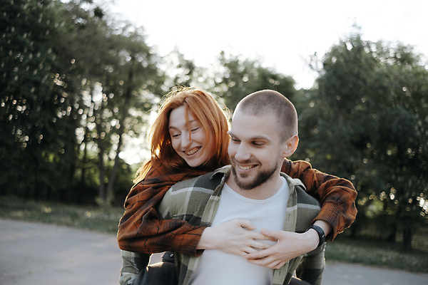 포토 JPG 해외이미지 백인 라이프스타일 커플 공원 여자 남자 행복 셔츠 데이트 관계 포옹 함께함 사랑 성인 두명 초록색 햇빛 태양 기쁨 날짜 열정 빨간머리 해외202310 해외포토 자연요소 서양인 헤어스타일 공공시설 감정 컬러 컨셉 상의 안기 사람 생활 파일형식