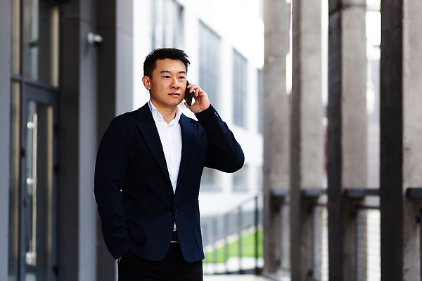 포토 JPG 해외이미지 남자 한명 들기 동양인 상반신 성인 야외 비즈니스맨 출장 주머니손 통화 성인남자한명만 해외202310 해외포토 1 비즈니스 모션 사람 인종 직장인 남자한명만 성인남자만 파일형식