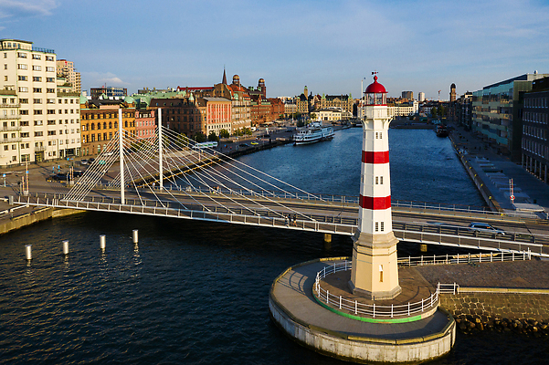 포토 JPG 해외이미지 외관 계절 유럽 바다 여행 건축양식 하늘 휴가 거리 등대 안테나 스웨덴 풍경 사람없음 야외 건물 물 여름 도시풍경 햇빛 탑 항구 일몰 봄 연못 도시 저녁 함선 운하 장면 지역 타운 항공촬영 랜드마크 해외202310 해외포토 자연요소 건축물 건축 나라 뷰포인트 배_교통 통신 교통시설 북유럽 태양 노을 야간 파일형식