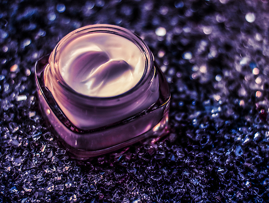 포토 JPG 해외이미지 근접촬영 사람없음 반짝임 고급 피부관리 스킨케어 기초화장품 보라색배경 수분크림 해외202310 해외포토 뷰포인트 백그라운드 컨셉 모션 뷰티 보라색 화장품 파일형식